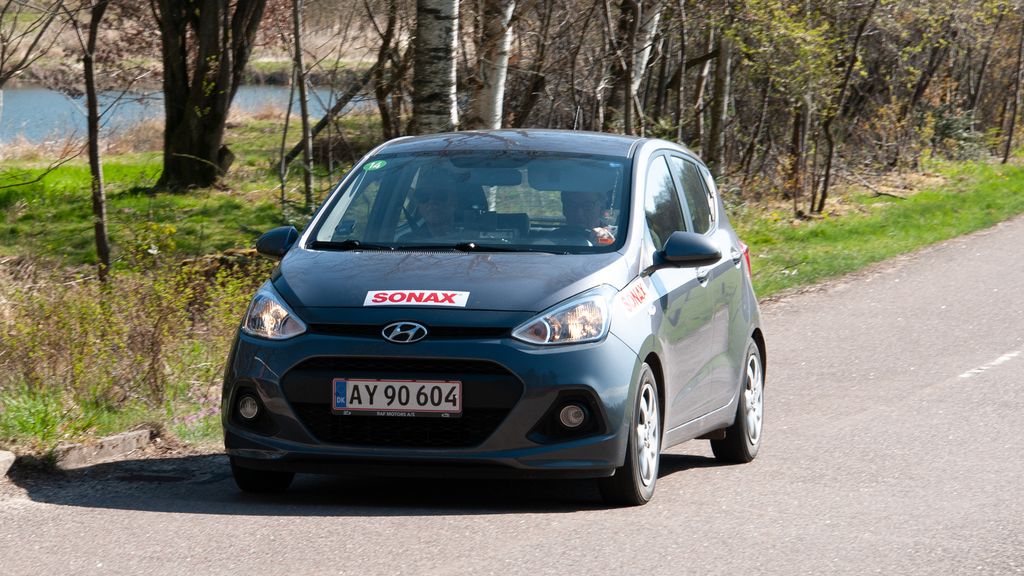 Når blot man har en almindelig bil, en linial, en kuglepen og er to personer i bilen, kan man deltage i Bil-O-løbsdagen
(Foto: Viggo Johansen, rallypics.dk)